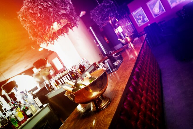 House of Illusion Magic Show with Drinks - Language and Atmosphere: Predominantly English, Family-Friendly Energy