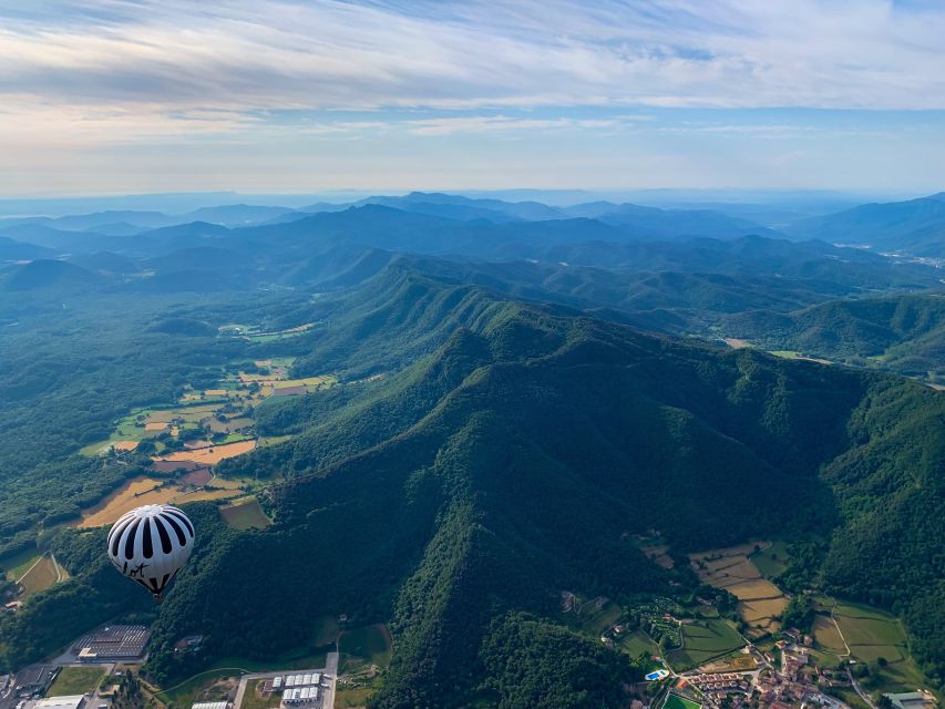 La Garrotxa Volcanoes Half-Day Hot Air Balloon Flight - The pre-flight stretch: coffee time and setting the tone