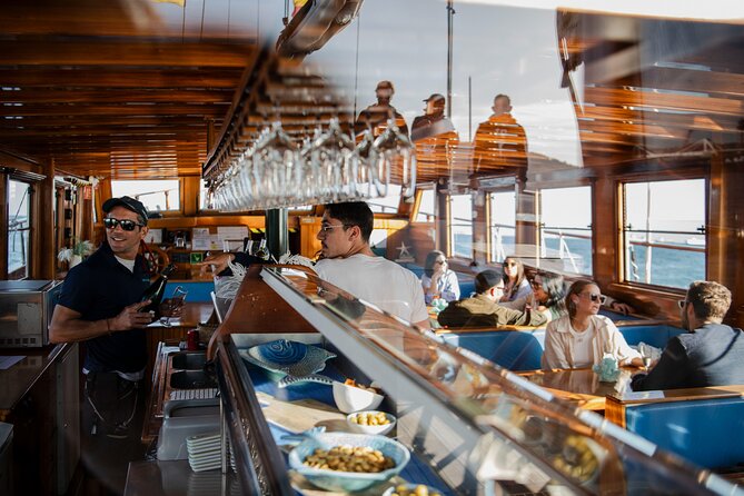 Live Music & Sunset Wooden Boat in Barcelona - Where to Sit, What to Wear, and Photo Tips That Actually Help