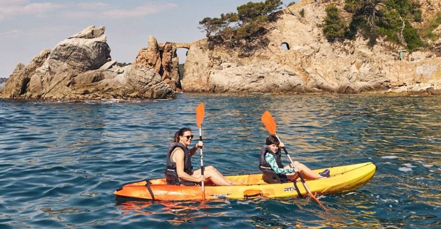 Lloret de Mar: Costa Brava Kayak Tour and Swimming - The 2-Hour Plan: How the Route Keeps It Relaxed