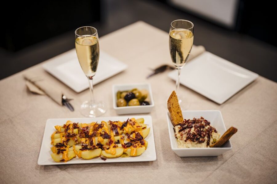 Menu Gourmet - Jamón, Cheese & Wine near Sagrada Familia - Pacing, drinks, and the small planning mistake to avoid