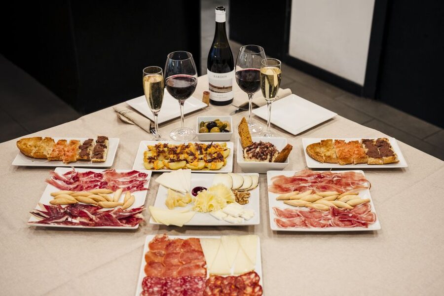 Menu Gourmet - Jamón, Cheese & Wine near Sagrada Familia - Languages and service style at Enrique Tomás