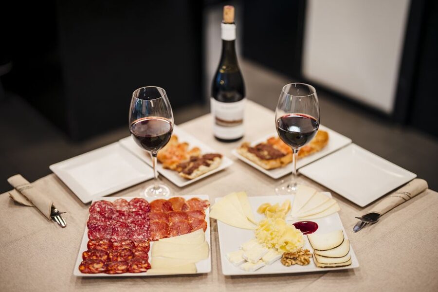 Menu Gourmet - Jamón, Cheese & Wine near Sagrada Familia - Location and meeting point: where to find it without stress