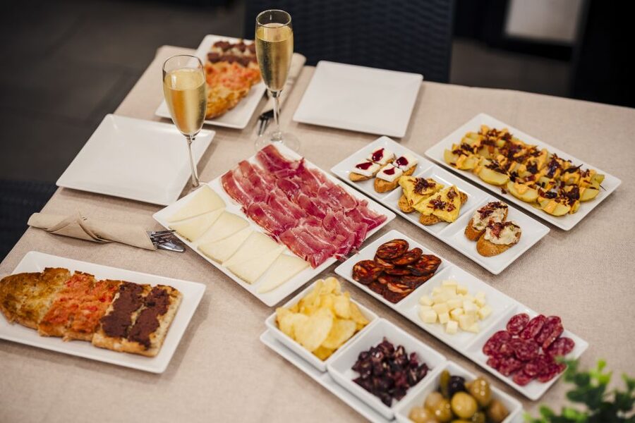 Menú Tapas - Spanish Tastes near Sagrada Familia - Service style and languages, what to expect in practice