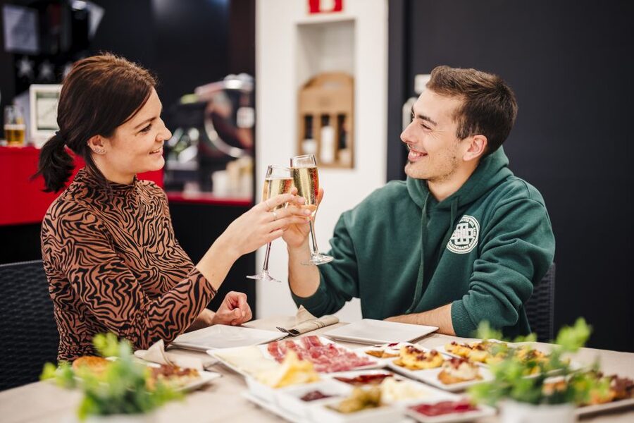 Menú Tapas - Spanish Tastes near Sagrada Familia - Jamón Ibérico and Manchego, how to get more out of the tasting