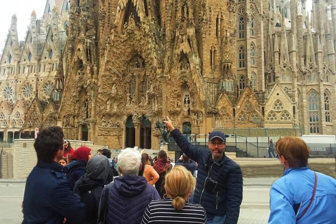 Park Guell and Sagrada Familia Private Tour with Hotel pick-up - Eixample and Passeig de Gràcia: see Gaudí’s big names from the road