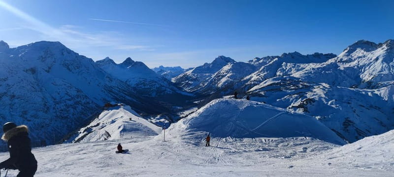 Private Andorra or Pyrinees Ski / Snowboard Tour Day trip - A realistic day on the clock: breakfast, guidance, then free skiing