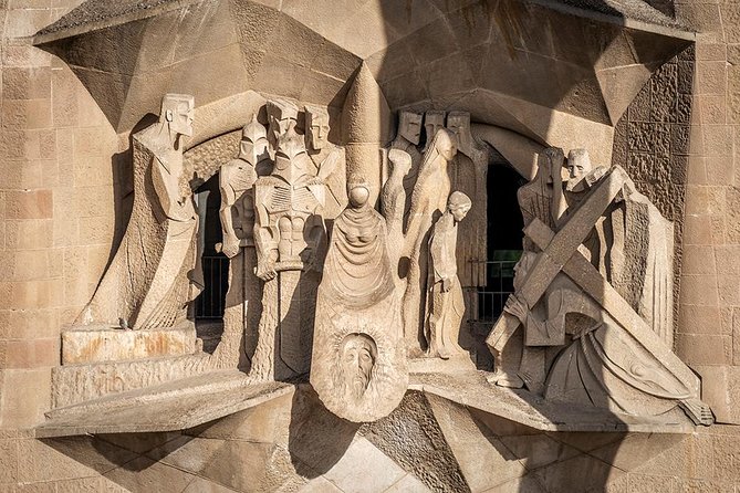 Sagrada Familia Evening Private Tour with Expert Guide - Why the 4 pm Sagrada Familia timing works