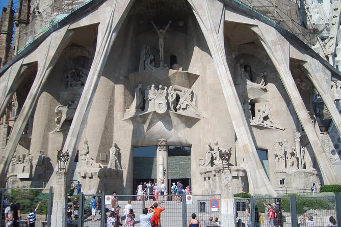 Sagrada Familia Evening Private Tour with Expert Guide - The radioguide system and why it matters in a busy church