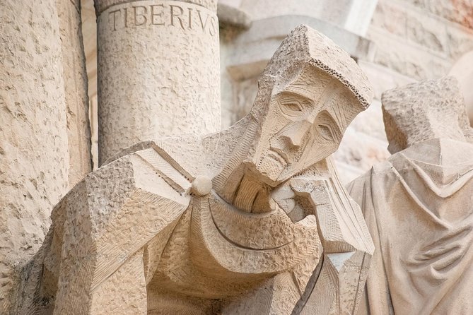 Sagrada Familia Evening Private Tour with Expert Guide - Meeting point, tickets, and how to avoid the usual headaches
