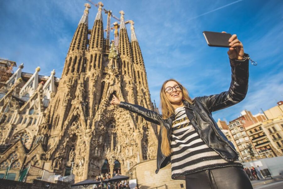 Sagrada Familia & Gaudi Guided Tour Private or Small Groups - Las Ramblas and Plaça Reial: the early Gaudí street vibe