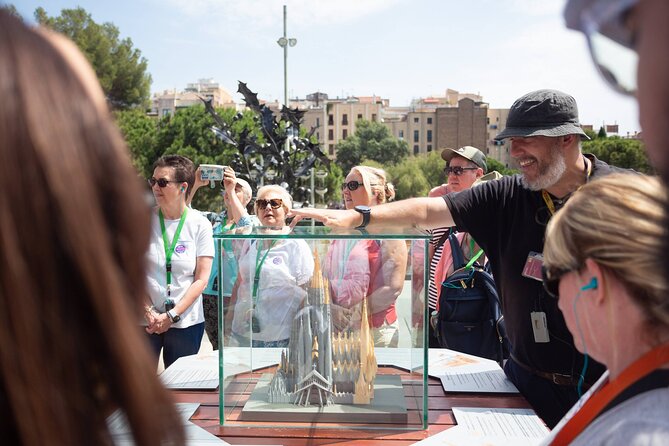 Sagrada Familia Guided Tour with Skip the Line Ticket - Practical stuff before you go: bags, weather, and arrival timing