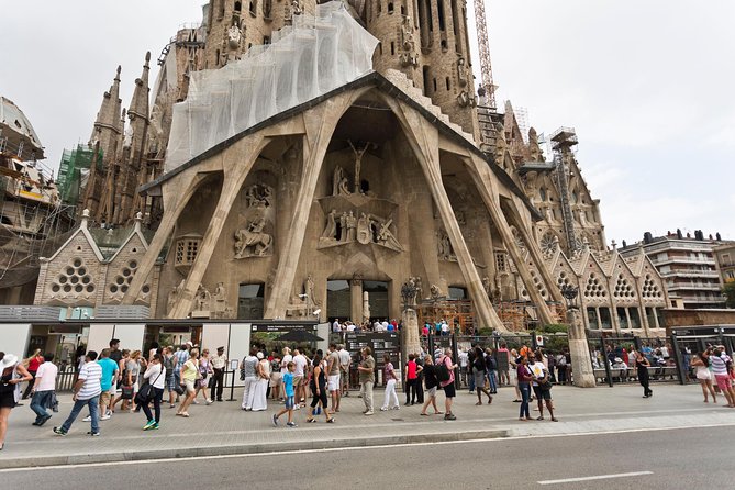 Sagrada Familia Guided Tour with Towers Access - Meeting at Carrer de Mallorca and getting inside without chaos