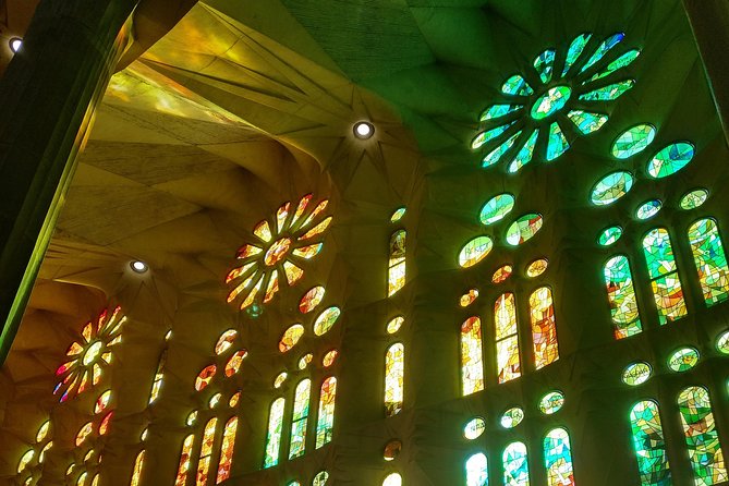 Sagrada Familia Guided Tour with Towers Access - Dress code, practical comfort, and the details that can trip you up