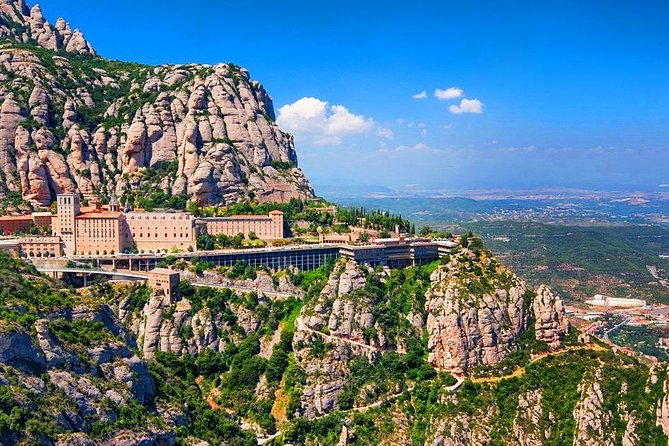 Sagrada Familia & Montserrat Small Group Tour with Hotel pick-up - Hotel pickup and the 8 to 9 am start: smooth, but plan for a full day