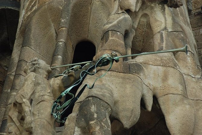 Sagrada Familia Private Tour with Expert Guide - Timing tricks: fewer crowds, better light, and smarter photos