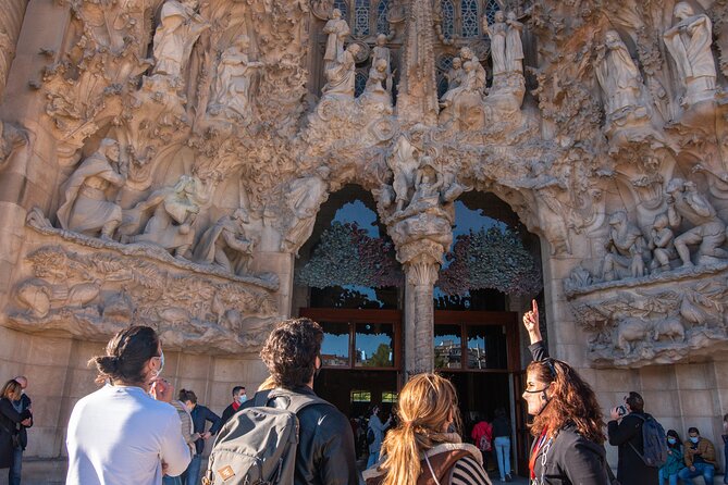 Sagrada Familia Small Group Guided Tour with Skip the Line Ticket - Value at About $71: What You Actually Get for the Money