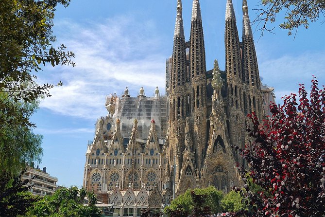 Sagrada Familia Small Group Tour with Skip the Line Ticket - Inside the Basilica: what the guide helps you notice