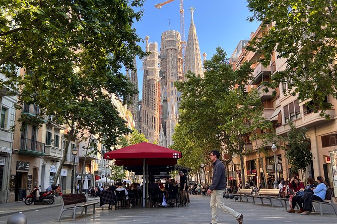 Sagrada Familia Tour with Express Entry and Local Guide - What you do not get: tower entrance, plus the limits of a short tour