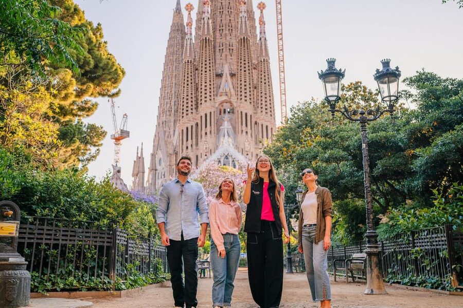 Sagrada Familia with Official Guide & Fast-Track Entry - Why this Sagrada Familia fast-track with an official guide works