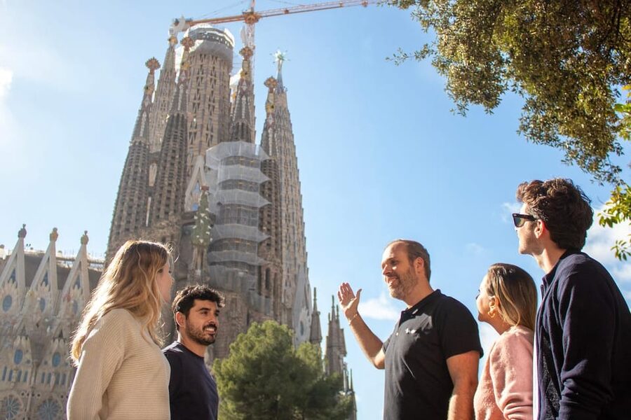 Sagrada Familia with Official Guide & Fast-Track Entry - What the best guides do: from Marco to Adriano (and why it matters)