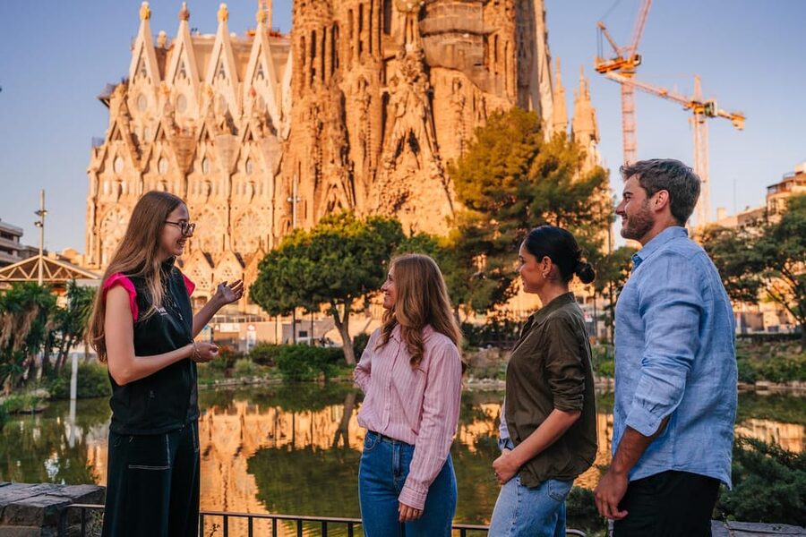 Sagrada Familia with Official Guide & Fast-Track Entry - Finding Entrance A: the meeting point that can trip you up