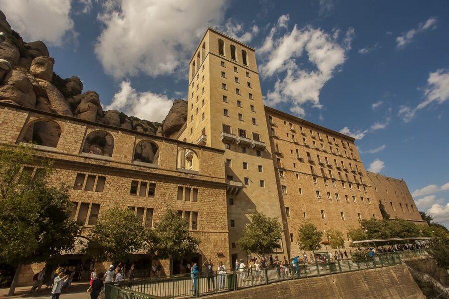 Tot Montserrat: Transport, Museum Tickets, and Lunch - Picking up your ticket at Plaça Catalunya, 17 s (the part that trips people up)