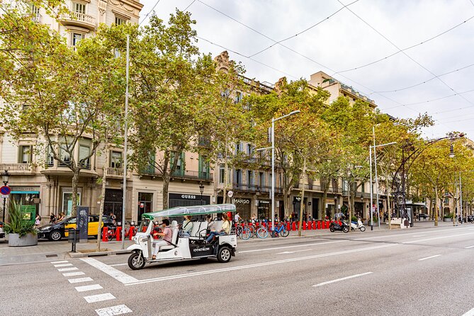 Tour Welcome Barcelona with Local Guide in Eco Tuk Tuk Private - Classic Squares and Modernist Corners: Plaza Catalunya, Plaza de España, and a Bullring Stop