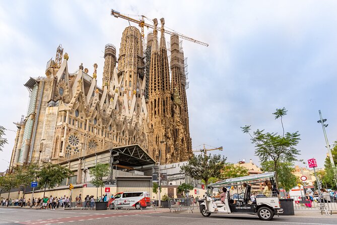 Tour Welcome Barcelona with Local Guide in Eco Tuk Tuk Private - How the Private Ride Works, Max 4 Per Tuk Tuk and Photo Stops