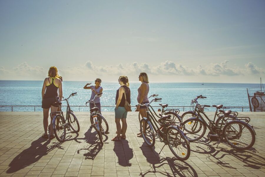 Unusual Barcelona Bike Tour in French - Meeting point and timing: how to start without stress