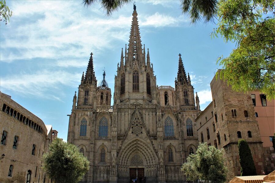Walking Tour Gothic Quarter and Ramblas+Boat Trip - From Plaça Carles Pi i Sunyer to the Gothic Quarter, You Start With Momentum