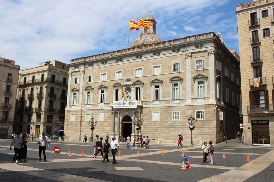Walking Tour Gothic Quarter and Ramblas+Boat Trip - Plaza del Rei and Plaza Sant Jaume: Where Power, Politics, and Pride Live