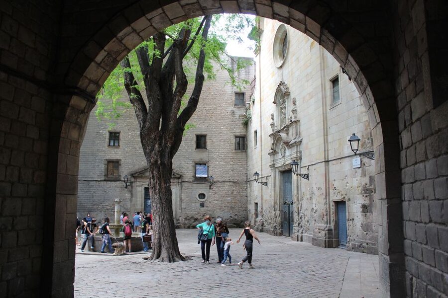 Walking Tour Gothic Quarter and Ramblas+Boat Trip - Calle del Bisbe and Plaça de Sant Felip Neri: The Smaller Squares Hit Hard